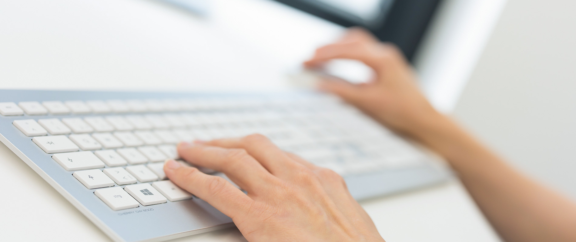 Hände auf PC-Tastatur