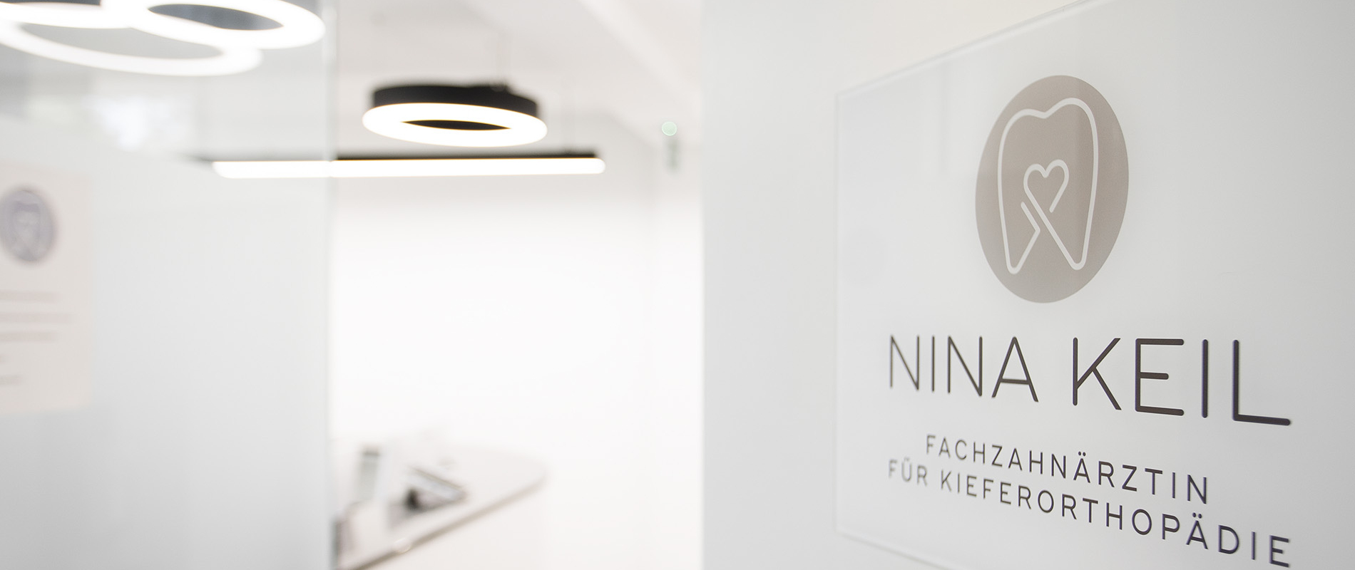 Eingangsbereich der Praxis für Kieferorthopädie Nina Keil in Coburg