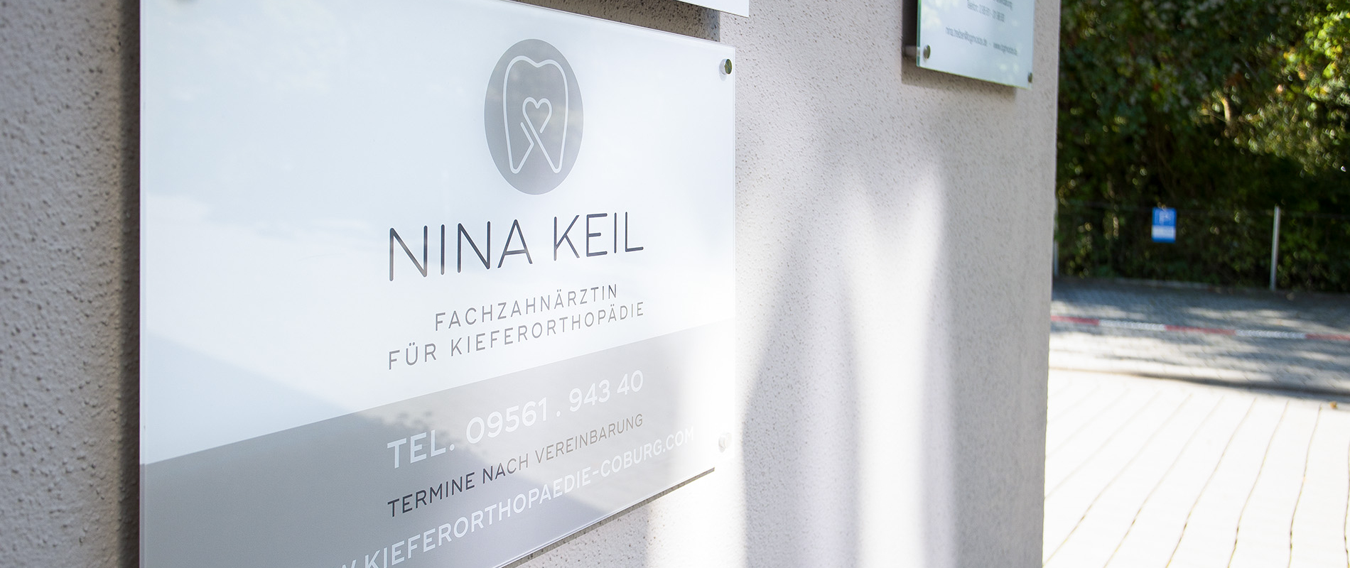 Praxisschild der Praxis für Kieferorthopädie Nina Keil in Coburg