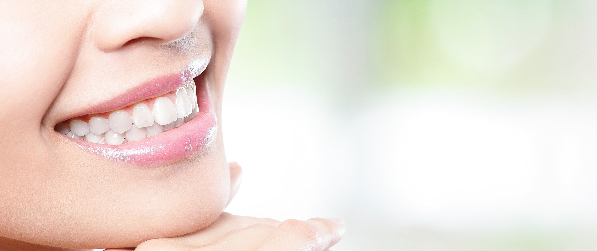 Lächelnder Damenmund mit weißen Zähnen